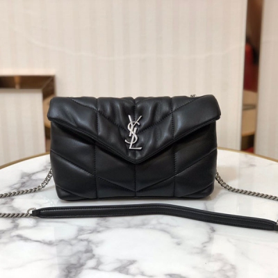 Yves Saint Laurent YSL 聖羅蘭 New （小號）LOULOU PUFFER 絎縫小羊皮包，100%小羊皮製作，手感柔軟細膩，猶如懷抱雲朵般的感受；經典的Y家logo、鏈條及扣眼五金均採用銀色拉絲金屬材質，啞光霧面的質感