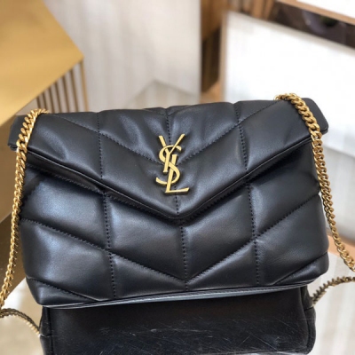 Yves Saint Laurent YSL 聖羅蘭 New （小號）LOULOU PUFFER 絎縫小羊皮包，100%小羊皮製作，手感柔軟細膩，猶如懷抱雲朵般的感受；經典的Y家logo、鏈條及扣眼五金均採用銀色拉絲金屬材質，啞光霧面的質感