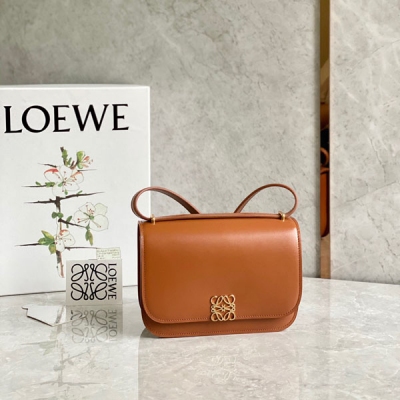 Loewe羅意威 最新款Goya 系列小號現貨明星街拍爆款 選用質感光滑絲綢牛皮手工製作 定制24K金真空電鍍精雕飾五金 經典Anagram純鋼磁吸扣就是焦點 襯裡為柔軟納帕羊皮，手感超贊可調節肩背手提 隔層豐富超級能裝、經典廊型線條 精湛
