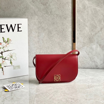 Loewe羅意威 全新Goya 系列 mini風琴包現貨來咯 Accordion 手拿包比例完美 選用質感光滑絲綢牛皮手工，精雕24K金真空電鍍純鋼襯裡為柔軟納帕羊皮，風琴褶結構與時尚的Anagram組合，可調節肩背手提磁扣開關 三個內袋！