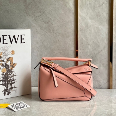 Loewe羅意威 Puzzle bag 最新蝦粉色 粉嫩粉嫩太好看了質感柔軟小牛皮多色拼接 進口紡織內襯可自由折疊 手拎、斜挎 小身材大容量 日常出流妥妥滴 Size:24*10*14cm 配包裝