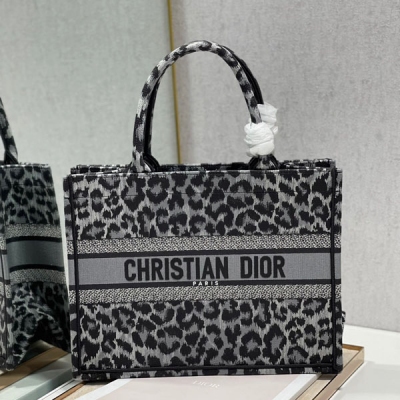 Dior迪奧 CD 灰色豹紋 小號 Dior book tote 購物袋 這款Book Tote手袋靈感來自女裝創意總監瑪麗亞·嘉茜婭·蔻麗（Maria Grazia Chiuri）是體現Dior審美的主打產品。可收納各種日常用品，全新演繹