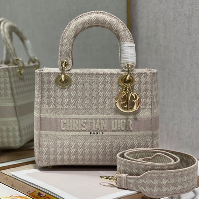 Dior迪奧 粉色千鳥格刺繡戴妃 LADY刺繡戴妃包“CHRISTIAN DIOR”標誌時尚而柔美。飾以標誌性“D.I.O.R.”吊飾，為精美的輪廓增添一分靈動。搭配大號可拆卸雙面刺繡肩帶，可隨心選擇背挎方式。可拆卸雙面刺繡寬肩帶，內部拉鍊