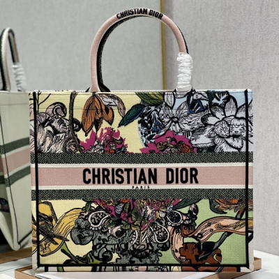 Dior迪奧 福源花 大號 Dior book tote 購物袋 這款Book Tote手袋靈感來自女裝創意總監瑪麗亞·嘉茜婭·蔻麗（Maria Grazia Chiuri）是體現Dior審美的主打產品。可收納各種日常用品，全新演繹Baya