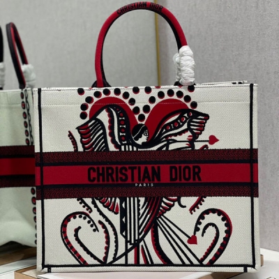 Dior迪奧 丘比特 大號 Dior book tote 購物袋 這款Book Tote手袋靈感來自女裝創意總監瑪麗亞·嘉茜婭·蔻麗（Maria Grazia Chiuri）是體現Dior審美的主打產品。可收納各種日常用品，全新演繹Baya