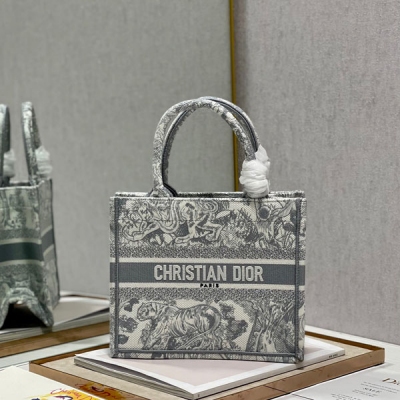 Dior迪奧 灰虎 新尺寸 Dior Mini Book tote 復古又時髦的凹造型單品 精湛的刺繡工藝完美呈現 隨手一搭就能給搭配帶來亮點 這款mini號太闊愛了！ 小小的包型裝點零碎的小東西也很方便呐 誰用誰時髦 稀飯高顏值的小仙女必