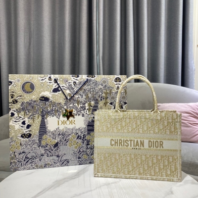 Dior迪奧 中號刺繡金絲D tote 托特包 這款 Book Tote 手袋靈感來自女裝創意總監瑪麗亞·嘉茜婭·蔻麗 (Maria Grazia Chiuri)，是體現 Dior 美學的主打產品。通體飾以出自藝術家彼得羅·魯福 (Piet