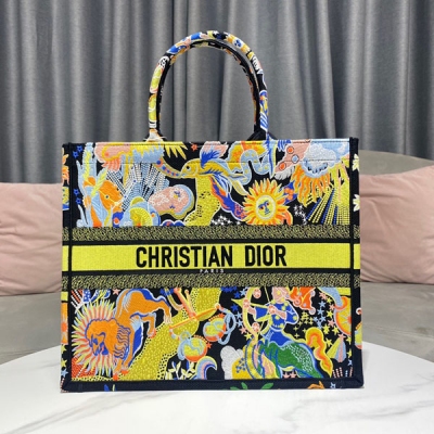 Dior迪奧 新品（橙黃色童話） 大號BOOK TOTE 手袋 橙黃色Dior Zodiac Fantastico 圖案多色刺繡 (41x 35x 18cm） 這款 Book Tote 手袋由 Dior 女裝創意總監瑪麗亞·嘉茜婭·蔻麗 (