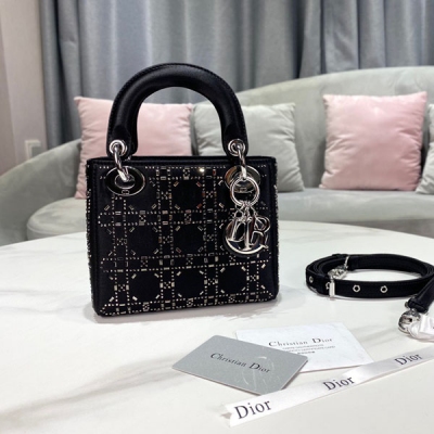 Dior迪奧 C1004 克色綢緞 Lady Dior mini 三格燙鑽迪&緞面鑲鑽戴妃包 絲綢在不同角度燈光下閃現不同色彩，明暗交接的立體感讓緞面更上一個檔次 無處不在的曝光率，明星，網紅最愛size：17x15x7cm