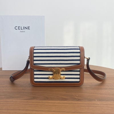 Celine TRIOMPHE 中號條紋織物和牛皮革手袋 海軍藍/棕褐色 9 X 6 X 3英寸(22.5 X 16.5 X 7.5釐米) 織物/牛皮革 襯裡 : 牛皮革/織物 斜挎和肩背 TRIOMPHE 金屬質感鎖扣 3個主隔層 1個拉