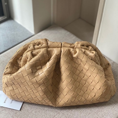 BV Bottega Veneta 576227超上腦 超上腦 BV的逆襲之路從這期早秋THE POUCH系列雲朵包開始 瘋傳時尚圈 掀起熱潮的一款！斷貨斷貨斷貨…一枚難求 超難買 不分年齡不分季節更不分場合 非常有腔調 真的 背這個走在路