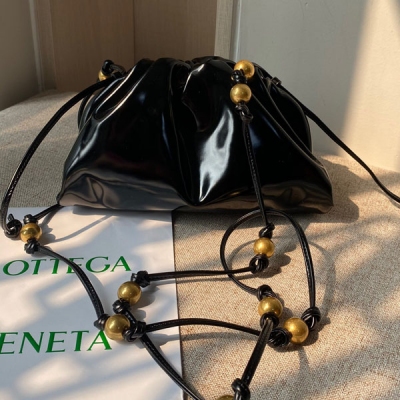 BV Bottega Veneta 576227 勢不可擋的雲朵包 應該在時尚圈無人不知無人不曉了吧 原花南非大蟒蛇皮 只有貴婦才配擁有 超霸氣！整只包是整張的蛇皮 （每一隻包蛇皮紋路都是獨一無二的）不是一般的小可愛可以hold住的 在貴婦