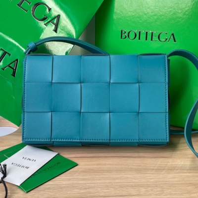 BV Bottega Veneta 667298 新版CASSETTE 三角扣油蠟皮 他是一款熱銷經典款 皮面換成油蠟小牛皮更加有質感光澤度，手感蜜汁舒服。另外肩帶還添加了大家熟悉的經典三角扣 真是太精緻了 主要是男女都能背出她該有的時髦感