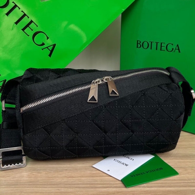 BV Bottega Veneta 新款織帶包690966。個包身採用經典的織帶編織加上手工縫製設計 天然紋理 賦予了純色包身更多的變化 簡潔又富有規律的幾何線條 包身輕巧 寬肩帶 上身酷酷有型 圓桶形性很好 即使什麼都不裝，也能保持立體挺