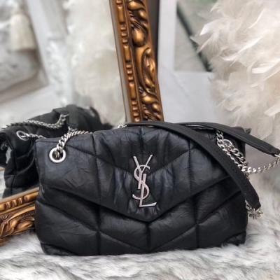 Yves Saint Laurent YSL 聖羅蘭 Paris聖羅蘭最新款 可雙折後單肩 皺紋絎縫小羊皮包沙拉絲金屬飾件羅緞襯裡，磁性四合扣封口一個拉鍊內袋尺寸：29x17x11cm 型號：577475