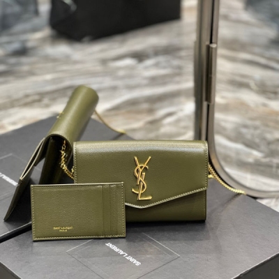 Yves Saint Laurent YSL 聖羅蘭 UPTOWN迷你信封包 最經典的標誌性金屬Logo，搭配可拆卸鏈條肩背帶，直接當手包！此款還配有一個小卡包，可以放4/5張卡片沒問題！義大利進口牛皮，肩帶48cm！雖然小確能裝3部Plu