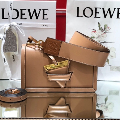 Loewe羅意威 玫瑰粉中號 三角包 獨家全套全銅五金打造最牛Barcelona 尺寸：24.5*15*8cm 新版本配置條肩帶，任你隨心搭配超級Bling Bling 出入各種場合無壓力 進口 box 紋小牛皮，紋路細膩有光澤 內裡羊皮