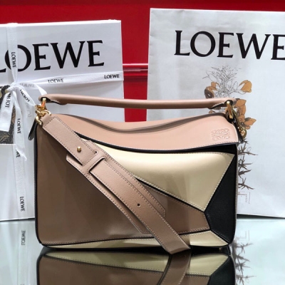 Loewe羅意威 PUZZLE中號 尺寸29*18*12CM,大容量，日常，日常，手機，充電寶，錢夾，粉餅，唇膏，雨傘，手杯等統統輕鬆收納分！專櫃最新做法，介面，內裡托全皮，拼接寬肩帶，底部釘）採用進口西班牙小牛皮摸上去溫柔又舒適。皮料精確