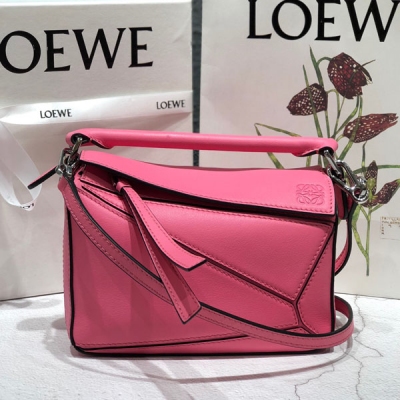 Loewe羅意威 瘋狂種草mini puzzle讓無數女神醉心的美膩顏色 迷你尺寸：18*12.5*8cm 包包自身重量幾乎忽略，超級實用，出門裝手機小錢包口紅粉餅,毫無累贅感，輕鬆愉快人生從此開啟(你們最關心的xs，plus都ok哈）正品