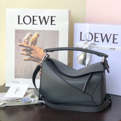 Loewe羅意威 MINI PUZZLE 專櫃最新 創意灰 迷你尺寸：18*12.5*8cm 包包自身重量幾乎忽略，超級實用，出門裝手機小錢包口紅粉餅,毫無累贅感，輕鬆愉快人生從此開啟(你們最關心的xs，plus都ok哈）正品獨家拆包定制，