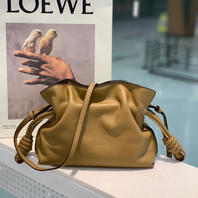 Loewe羅意威 Flamenco clutch-NEW 2021 迷你 mini flamenco clutch bag 可手拿亦可優雅斜挎 雲朵般溫暖亦輕盈的造型如此簡單，耐看不會out的款式！包袋採用進口小牛皮，手感如羊皮般細膩柔軟，