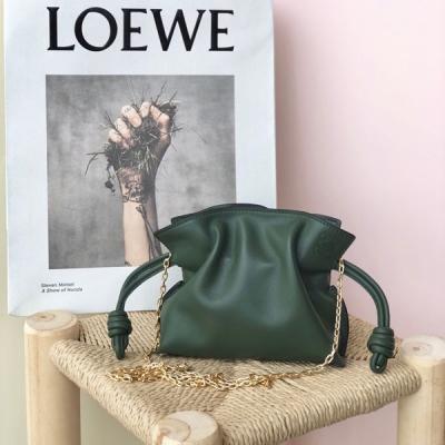 Loewe羅意威 超迷你Nano Flamenco 福袋來咯 十九世紀七十年代發佈的經典小福袋，採用拉繩收緊，並打上標誌性盤繞結。柔軟細膩的Napa小牛皮革，可拆卸鏈條肩帶，磁扣開，經典復古中又帶那麼絲絲慵懶隨性~ 超Q 手感好到愛不釋手，