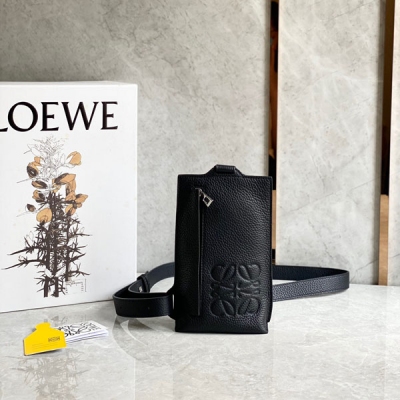 Loewe羅意威 最新粒面垂直T型胸包出貨採用柔軟粒面牛皮製成 質感超贊 帆布內襯 後置大口袋也可放手機喔 多功能穿戴搭配可調節肩帶，精緻小巧、實用性極高喔size:21.5X12.7X6.5cm