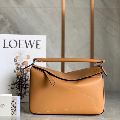 Loewe羅意威 Puzzle bag 最新卡其色出貨獨家上新磚櫃同步 最新做法由原來拼接皮塊的風格 替換成今日嶄新的線條縫合 再用上撞色油邊點綴其間 內裡紡織內襯 讓整個包包更簡約 大氣 Size:中號30*12*19cm