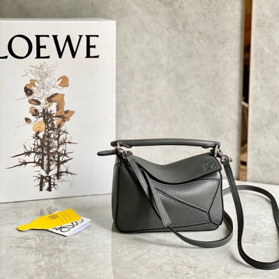 Loewe羅意威 最新荔枝煤灰到貨爆款採用進口珠地小牛皮運用了獨特剪裁 搭配平紋拼接而成 其獨特荔枝皮紋路 讓包身整體感覺增添別樣的韻味 Size ：mini 18*11*7.5cm 配包裝