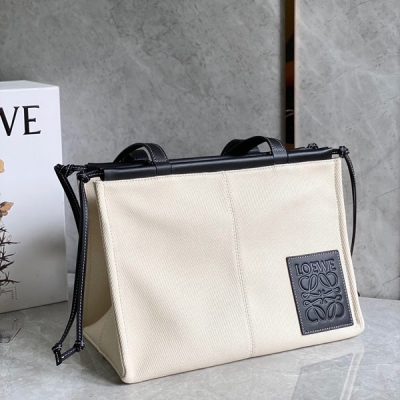 Loewe羅意威 最新版本cushion tote bag出貨選用進口帆布搭配小牛皮 ，內裡最條紋裡布，磁鐵開合，容量大及輕便 ，通勤逛街三合一 隨性又幹練！不僅適合上班 也適合度假！ size ：小號35*27*19cm （配禮品袋）