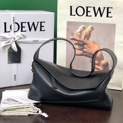 Loewe羅意威 經典PUZZLE HOBO 腋下包 靈感來源於puzzle包的長方體形狀與獨特幾何線條，衍生柔軟且精緻的Hobo腋下單肩包，手感超好超Q的納帕小牛皮，細膩柔軟100分，時髦又有型。拽姐辣妹必備！作為一個腋下包容量無敵，中古