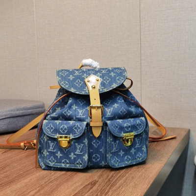 LV路易威登 M44460 丹寧牛仔布雙肩背包 M44460 95056 中古絕版限量款 採用牛仔帆布材質 柔軟麂皮襯裡 正面按鎖翻蓋開合口袋 內裡隔層 可手提或肩背 便利實用 完美裝載隨身所需 任何風格都可駕