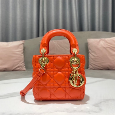 Dior迪奧 新品 超迷你 LADY DIOR 手袋 羊皮革藤格紋 這款超迷你 Lady Dior 手袋體現了 Dior 對精緻和美麗的深刻洞見。採用黑色羊皮革精心製作，飾以藤格紋緝麵線，標誌性版型搭配“D.I.O.R.”吊飾提升格調。迷你