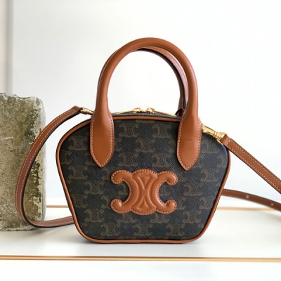 Celine 2023s新品 迷你標識印花牛皮革保齡球包 超級有質感的保齡球包，又可愛又復古，大小剛剛好，容量也可，可以放手機 斜挎手拎都可 凱旋門標誌印花，牛皮革包邊，織物面料襯裡，拉鍊鎖閉，1個主隔層，內側扁平口袋，可調節可拆卸皮革肩帶