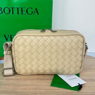 BV Bottega Veneta 2022秋冬新品。710048 編織相機包 以實用為主的設計 採用經典羊皮編織工藝 上身一味的高級感 雙拉鍊開合方式 更有安全感 寬肩帶隨意調節 使用輕捷舒適 相機包的造型容量夠大 時尚屬性也拉滿 不分男