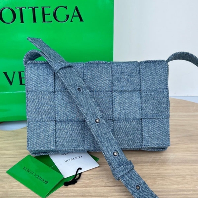 BV Bottega Veneta 秋冬新品上市 710188別錯過今年大火的丹甯材質包包 柔軟的牛仔面料耐磨耐造 時髦好搭 獨特復古又有格調 因此稱為不過時的時尚單品自重輕好打理使用性強 越用越有感覺且不會輕易撞包，隨意搭配凹造型都相當出