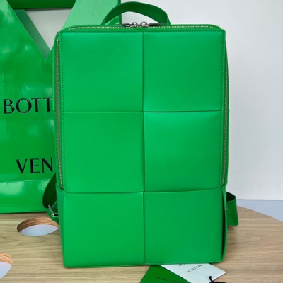 BV Bottega Veneta 新款方形編織背包來啦！680092經典純色配上垂直編織設計 簡約且富有現代美感 純手工寬編織牛皮 手感柔軟細膩又不失挺括滿滿的細節感，體現了工匠師的智慧和體貼，立體挺括的包身 輕鬆背出型男範 內裡有獨立小