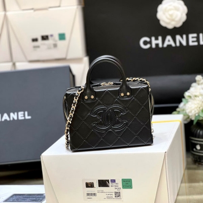 Chanel香奈兒 2022b 秋冬新款預告系列 本季特別火的復古盒子小包 正品購入開發 22b店裡的大爆款，非常經典 到貨量非常少！實物真是絕絕子，非常實用！很復古 上身也很好搭配哦 包包雖小，大手機也可以放下哦 獨家原廠正品三隻羊粒面小