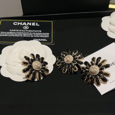 Chanel香奈兒 2022k秋冬新品 黑雛菊白珠系列 耳釘/胸針 俏皮時尚潮流單品