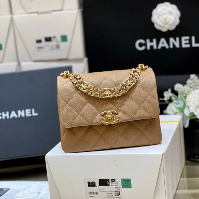 Chanel香奈兒 限量奶茶色，超級美 2023k 秋冬高級成衣系列 荔枝牛皮方胖子 超難買的款式之一 經典cf版型做了單蓋設計，容量更大更實用 肩帶也是特別用心，做了雙排雙c鏈！還是最最貼心的haas荔枝牛皮！超級推薦 獨家原廠正品haa