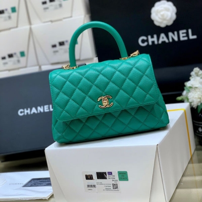 Chanel香奈兒 幾年才到一次的草綠色 實物超級好看 coco handle 2023P新版本 新版本是包邊的哦，內裡也是皮 獨家原廠正品haas荔枝皮 24k鍍厚金香檳色五金 coco一直是我家的冠軍款之一 皮料五金都是原廠，超級推薦，