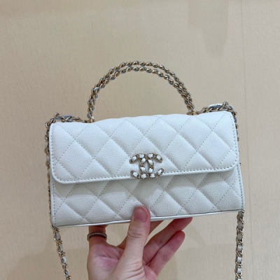 Chanel香奈兒 2023P 春夏預告系列 本季最火最火的Kelly牛皮手柄包 店裡的大爆款，非常經典 真的非常難買，代購都要溢價！實物真的超級超級好看，一定要買 還是貼心的荔枝牛皮 獨家原廠正品haas荔枝牛皮 小號3237（豎款）尺寸