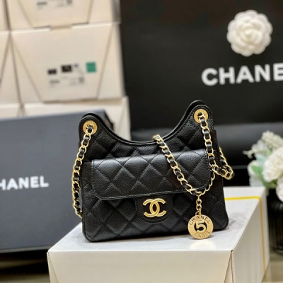 Chanel香奈兒 2023P新款hobo天貓精靈包 新出的是荔枝小球紋哦，更加耐看和實用哈，推薦 獨家原廠正品haas荔枝小球牛皮 3710小號尺寸19*17*6cm，3690 中號尺寸22.5*21.5*7cm