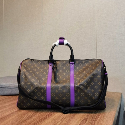 LV路易威登 M46257 KEEPALL 50 旅行袋（配肩帶）50cm，N41416.於1924年上市的Keepall系列，是手提包的現代始祖。它質地柔軟，內部寬敞，以Monogram帆布製成，配有雙拉鍊開