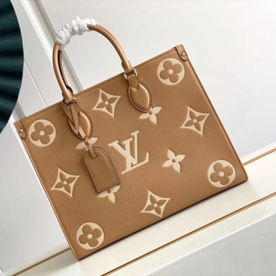 LV路易威登 M45495 M45595 頂級原單 本款 OnTheGo 中號 Tote 包將 Monogram 圖案先印染後壓印於柔軟粒面牛皮，其充裕內裡可容納筆記型電腦及其他辦公用品，長短手柄便於手提或肩背