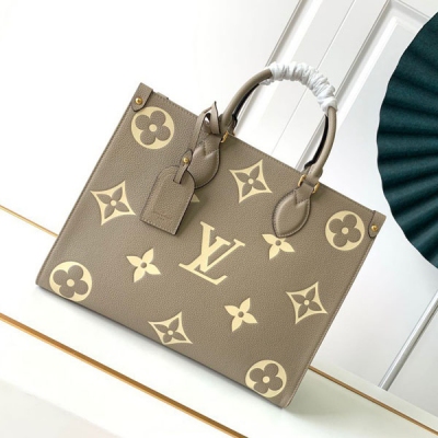 LV路易威登 M45495 M45595 頂級原單 本款 OnTheGo 中號 Tote 包將 Monogram 圖案先印染後壓印於柔軟粒面牛皮，其充裕內裡可容納筆記型電腦及其他辦公用品，長短手柄便於手提或肩背