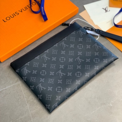 LV路易威登 M81569 黑格！尺寸: 30.0 x 21.5 x 1.0 釐米 全新 Pochette To-Go 手拿包取材 Monogram Eclipse 帆布，以鉚釘標籤含蓄展露品牌格調。充裕空間可