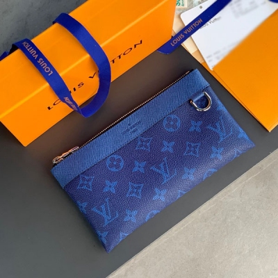 LV路易威登 M44323藍花！DISCOVERY POCHETTE 手袋Discovery Pochette 手袋糅合 Ta?ga 皮革與 Monogram 帆布 探索同色調的微妙變幻 無論手拿或置於手袋中