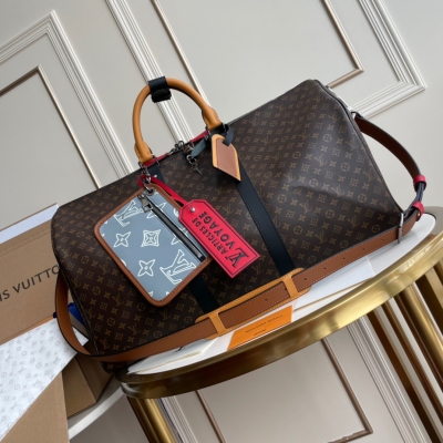 LV路易威登 頂級貨M56855老花 FL廠出品 KEEPALL BANDOULIERE 旅行袋Patchwork 拼貼主題融入此款旅行袋，以潮流視角塑就多樣風範，此款經典柔軟旅行袋配有皮革頂部手柄與側邊的兩個