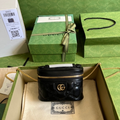 GUCCI古馳 GG Matelassé迷你手提包，絎縫皮革以柔軟質感詮釋品牌標誌性材質。富有紋理感的幾何圖案生動演繹包括這款黑色迷你手提包在內的多款小號皮革配飾。正面飾有雙G配件，為整款設計注入品牌標識內涵。隱藏 詳細資訊，黑色GG Ma